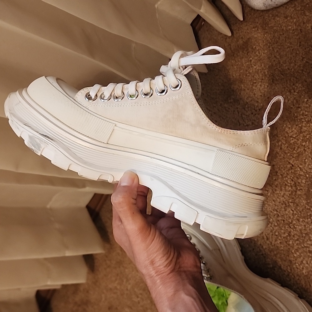 Alexander McQueen Cream Platform Lace-Up Sneakers for Women - Picture 14 of 16